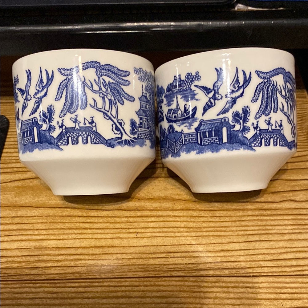 Set of 2 Vintage Churchill Blue Willow Teacups.